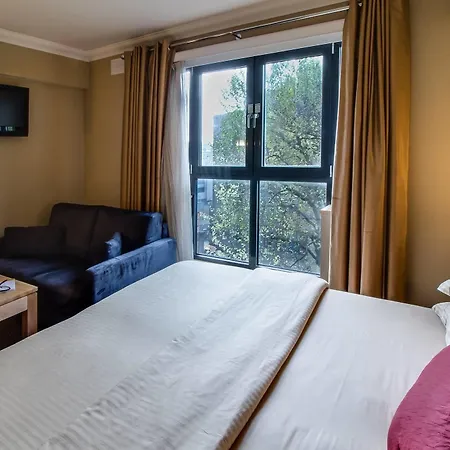 Academy Plaza Hotel 3*