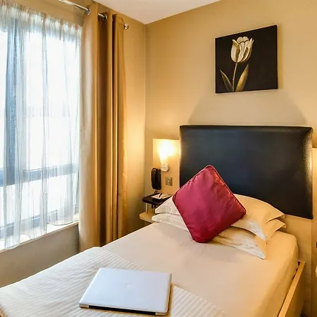 Academy Plaza Hotel 3*