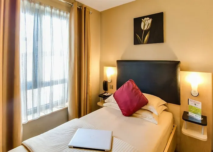 Academy Plaza Hotel 3*