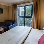 Academy Plaza Hotel 3*