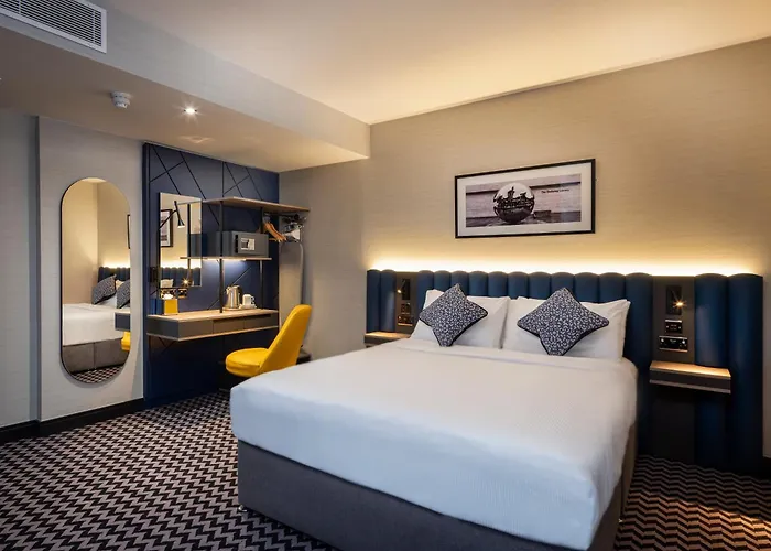 Academy Plaza Hotel 3*