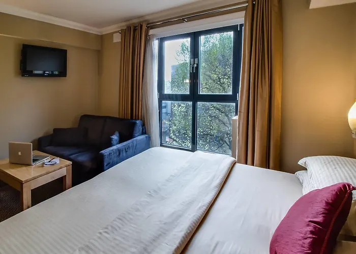 Academy Plaza Szálloda 3*